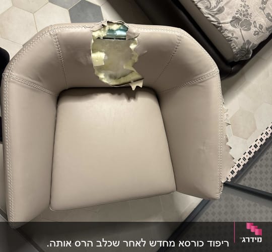 ריפוד קרוע בכיסא עם מילוי חשוף